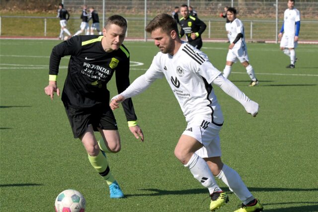 Aykut Isik schießt einen Ball.