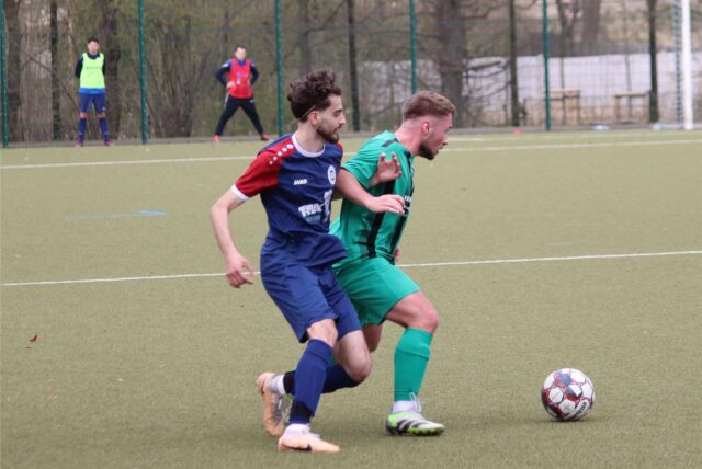 Semih Kirik (l.) im Zweikampf.