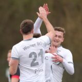 Jannik Prinz und Jason Jäger klatschen sich ab.