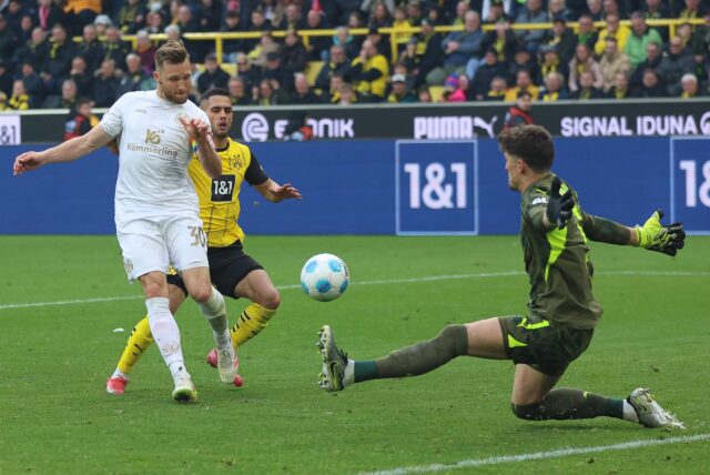Gregor Kobel pariert einen Ball.