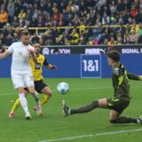 Gregor Kobel pariert einen Ball.
