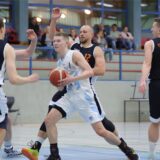 Fin Eckardt ist umringt von mehreren Gegnern.
