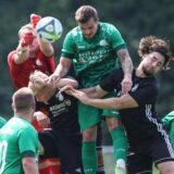 Kopfball-Duell im Stzrafraum.