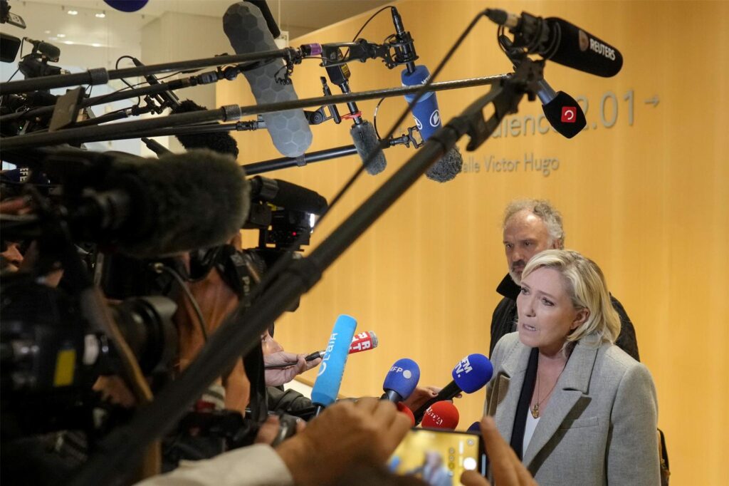 Die französische Abgeordnete Marine Le Pen spricht vor der Presse in Mikrofone. Die französische Abgeordnete Marine Le Pen spricht vor der Presse in Mikrofone.