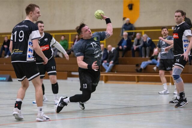 Daniel Lichte wirft einen Ball.