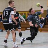 Daniel Lichte wirft einen Ball.