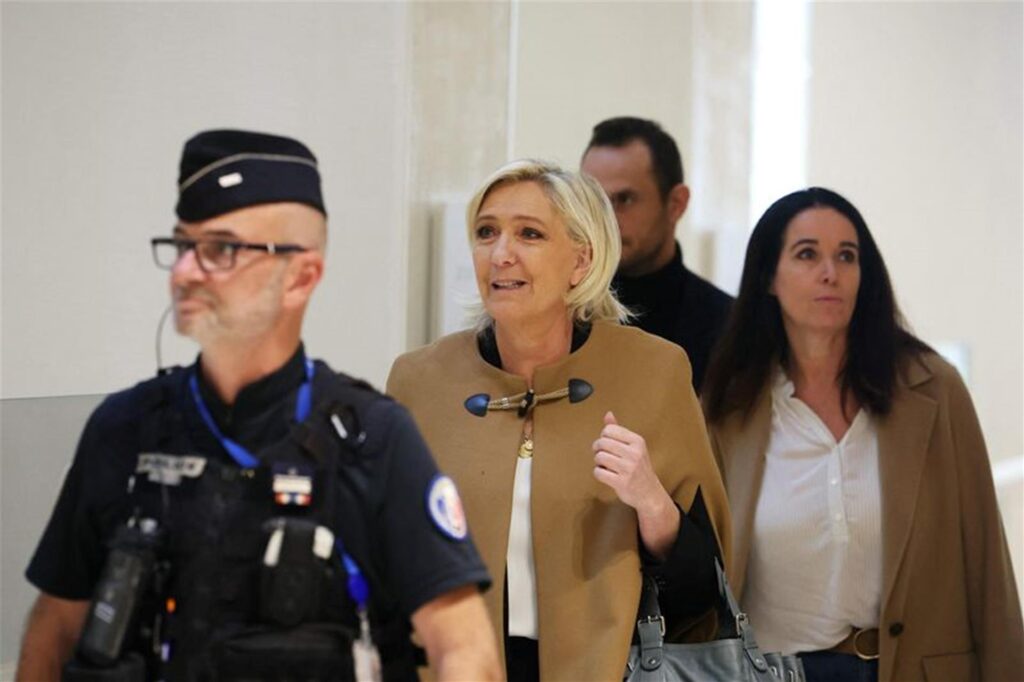 Frankreichs Rechtsnationale Marine Le Pen (M), trifft zu einem Prozess wegen des Verdachts der Veruntreuung öffentlicher Gelder des Europäischen Parlaments ein. Frankreichs Rechtsnationale Marine Le Pen (M), trifft zu einem Prozess wegen des Verdachts der Veruntreuung öffentlicher Gelder des Europäischen Parlaments ein.