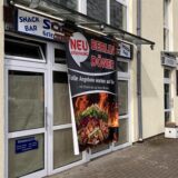 An einem noch geschlossenen Lokal in Unna hängt ein Plakat, das auf die anstehende Neueröffnung als Döner-Restaurant hinweist.