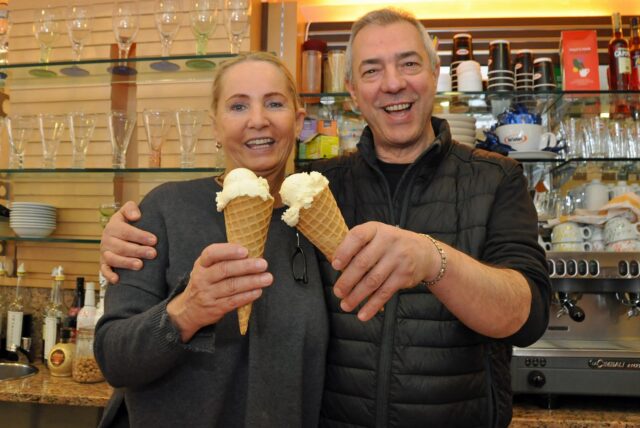 Ines und Michele Scussel, seit 1991 Inhaber des Eiscafés Dolomiti an der Marktstraße 9, geben ihre Eisdiele ab.