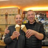 Ines und Michele Scussel, seit 1991 Inhaber des Eiscafés Dolomiti an der Marktstraße 9, geben ihre Eisdiele ab.