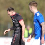 Jannik Prinz beißt in sein Trikot.