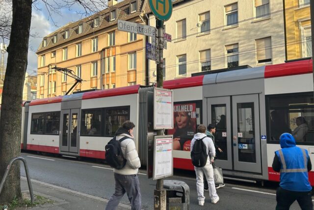 Die Haltestelle Ofenstraße an der Rheinischen Straße in Dortmund.
