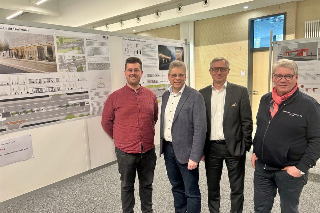 Daniel Heuermann vom Büro Gruber+Popp, Baudezernent Arnulf Rybicki, DSW-Verkehrsvorstand Ulrich Jäger und der Vorsitzende des Ratsausschusses für Mobiliät Hendrik Berndsen eröffneten die Ausstellung mit den Entwürfen für die Muster-Haltestellen. Daniel Heuermann vom Büro Gruber+Popp, Baudezernent Arnulf Rybicki, DSW-Verkehrsvorstand Ulrich Jäger und der Vorsitzende des Ratsausschusses für Mobiliät Hendrik Berndsen eröffneten die Ausstellung mit den Entwürfen für die Muster-Haltestellen.