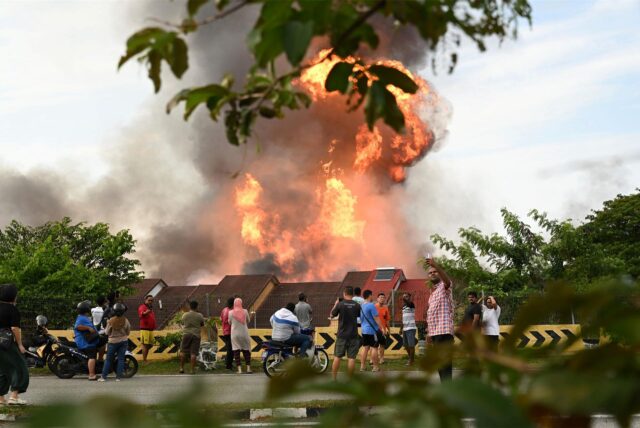 Ein Feuer brennt aufgrund einer geplatzten Gasleitung in Putra Heights im zentralen Bundesstaat Selangor in Malaysia. Am Morgen gibt es nahe der malaysischen Hauptstadt eine riesige Explosion. Mehrere Menschen wurden in ihren Häusern eingeschlossen. Was ist passiert?