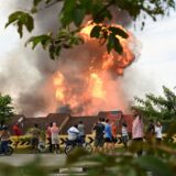 Ein Feuer brennt aufgrund einer geplatzten Gasleitung in Putra Heights im zentralen Bundesstaat Selangor in Malaysia. Am Morgen gibt es nahe der malaysischen Hauptstadt eine riesige Explosion. Mehrere Menschen wurden in ihren Häusern eingeschlossen. Was ist passiert?