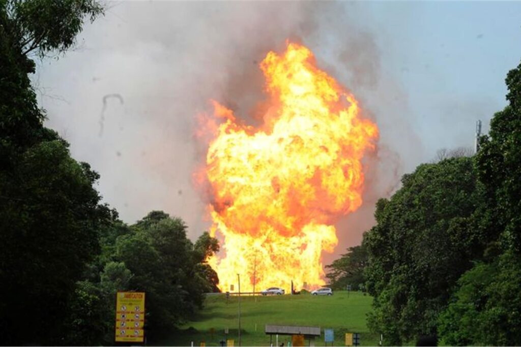 Anwohner beobachten den Ausbruch eines Feuers nach einem Gasrohrbruch in Putra Heights im Bundesstaat Selangor.