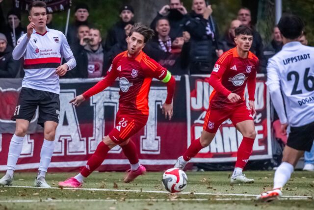 Die Spieler bejubeln einen Treffer.