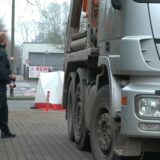 Ein Polizist steht neben einem Lkw. Im Hintergrund ist ein Zelt zu sehen, mit dem die Polizei die Unfallstelle abgedeckt hatte.