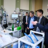 Karl Lauterbach (2.v.r-l, SPD), Bundesminister für Gesundheit, wird von Heyo K. Kroemer, Vorstandsvorsitzender der Charité, und Volkmar Falk (r), Direktor der Klinik für Herz-, Thorax- und Gefäßchirurgie, durch das Deutsche Herzzentrum der Charité geführt und unterhält sich dort mit dem Patienten Oliver S., dem nach einer lebensbedrohlichen Herzmuskelentzündung ein Herzunterstützungssystem implantiert wurde.