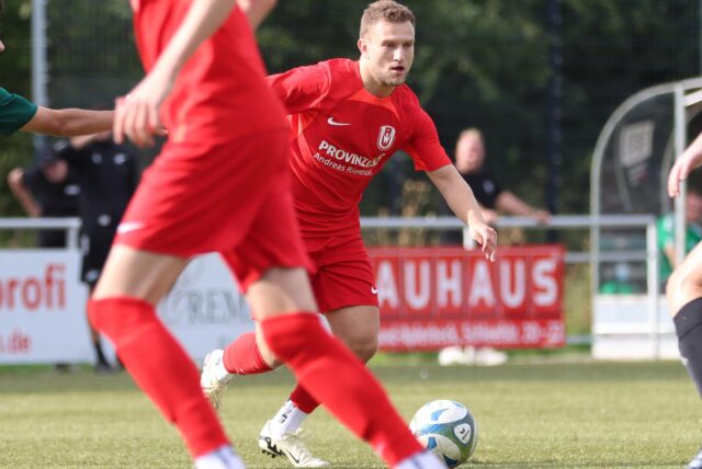 Robin Czaja führt den Ball.