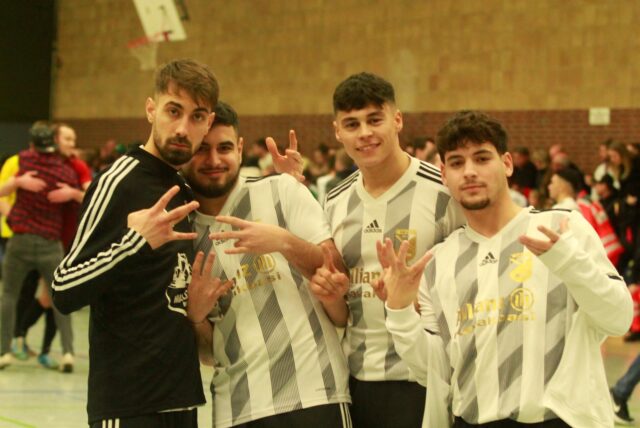 Serkan Adas, Kadir Kavakbasi, Ibrahim Akalin und Mirac Kavakbasi lassen sich beim Davertpokal fotografieren.