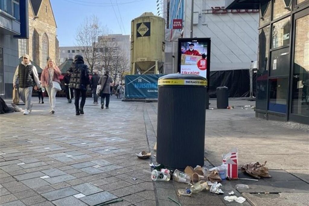 Ein während des Warnstreiks überfüllter Mülleimer auf dem Westenhellweg.  