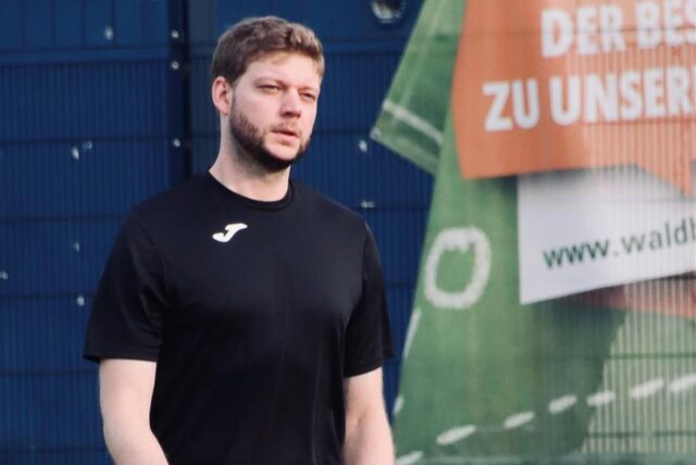 Kevin Schulzki schaut in Richtung des Fußballplatzes.