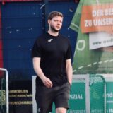Kevin Schulzki schaut in Richtung des Fußballplatzes.