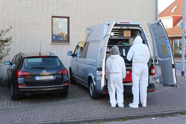 Mitarbeiter der Spurensicherung stehen an einem Fahrzeug, nachdem in Niedersachsen ein totes Baby gefunden wurde.