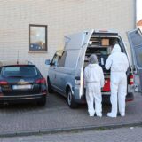 Mitarbeiter der Spurensicherung stehen an einem Fahrzeug, nachdem in Niedersachsen ein totes Baby gefunden wurde.