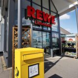 Außenaufnahme des Eingangs von Rewe Liebendahl in Bergkamen, in dem noch eine Filiale der Deutschen Post ist.