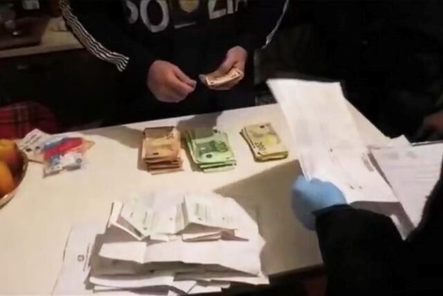 Es wurden unter anderem Geschäftsunterlagen und Bargeld sichergestellt.