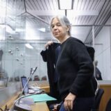 Daniela Klette betritt im Oberlandesgericht Celle den Gerichtssaal.