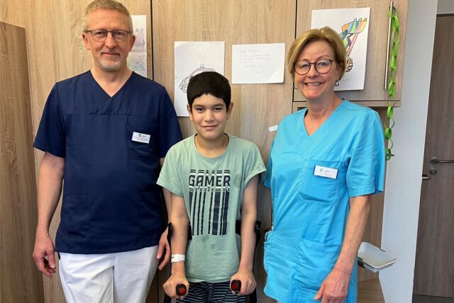 Der zehnjährige Saifullah freut sich über den Behandlungserfolg, und mit ihm freuen sich Dr. Bernhard Fortmeier, Chefarzt der Unfall- und Wiederherstellungschirurgie, und Gesundheits- und Krankenpflegerin Hiltrud Beutel-Vitt, die sich mit ihren Kolleginnen und Kollegen liebevoll um den Jungen gekümmert hat.