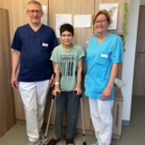 Der zehnjährige Saifullah freut sich über den Behandlungserfolg, und mit ihm freuen sich Dr. Bernhard Fortmeier, Chefarzt der Unfall- und Wiederherstellungschirurgie, und Gesundheits- und Krankenpflegerin Hiltrud Beutel-Vitt, die sich mit ihren Kolleginnen und Kollegen liebevoll um den Jungen gekümmert hat.