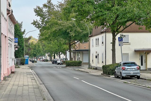 Aufnahme der Mittelstraße in Kamen-Heeren-Werve ereignet. Die Straße ist leer, ein paar geparkte Autos stehen am Straßenrand.