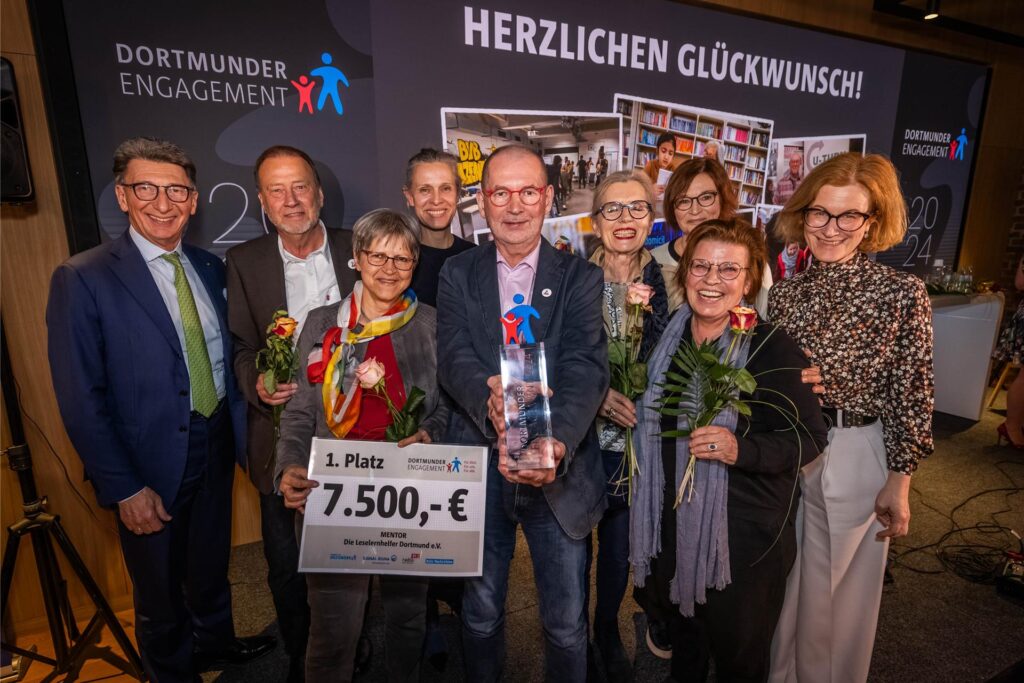 Siegerfreude: Viele ehrenamtliche Helferinnen hatte Helmut Jüngst vom Verein Mentor mit zur Ehrung gebracht. Mit ihnen freute sich Signal Iduna-Vorstand Ulrich Leitermann (l.) und Johanna Lensing-Wolff vom Lensing Media Hilfswerk. Siegerfreude: Viele ehrenamtliche Helferinnen hatte Helmut Jüngst vom Verein Mentor mit zur Ehrung gebracht. Mit ihnen freute sich Signal Iduna-Vorstand Ulrich Leitermann (l.) und Johanna Lensing-Wolff vom Lensing Media Hilfswerk.
