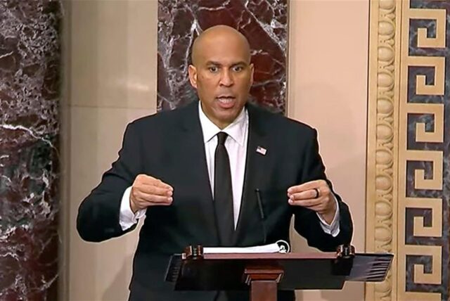 Auf diesem vom Senatsfernsehen zur Verfügung gestellten Foto spricht der demokratische Senator Cory Booker im US-Senat.