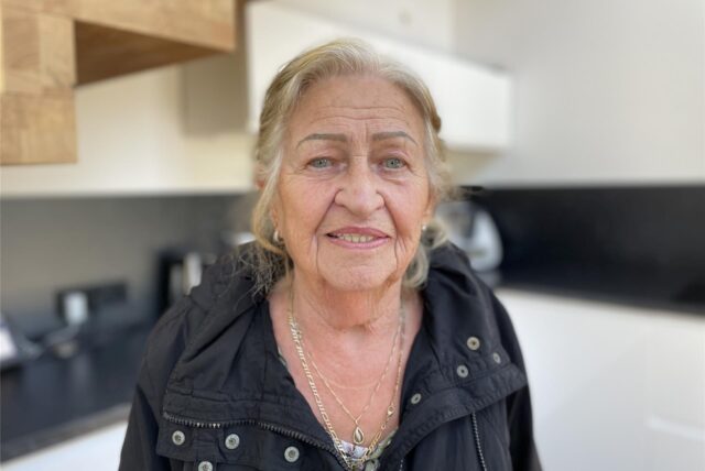 Antonia S. steht in der Küche ihrer Mietwohnung in Dortmund-Kirchlinde.