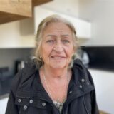 Antonia S. steht in der Küche ihrer Mietwohnung in Dortmund-Kirchlinde.