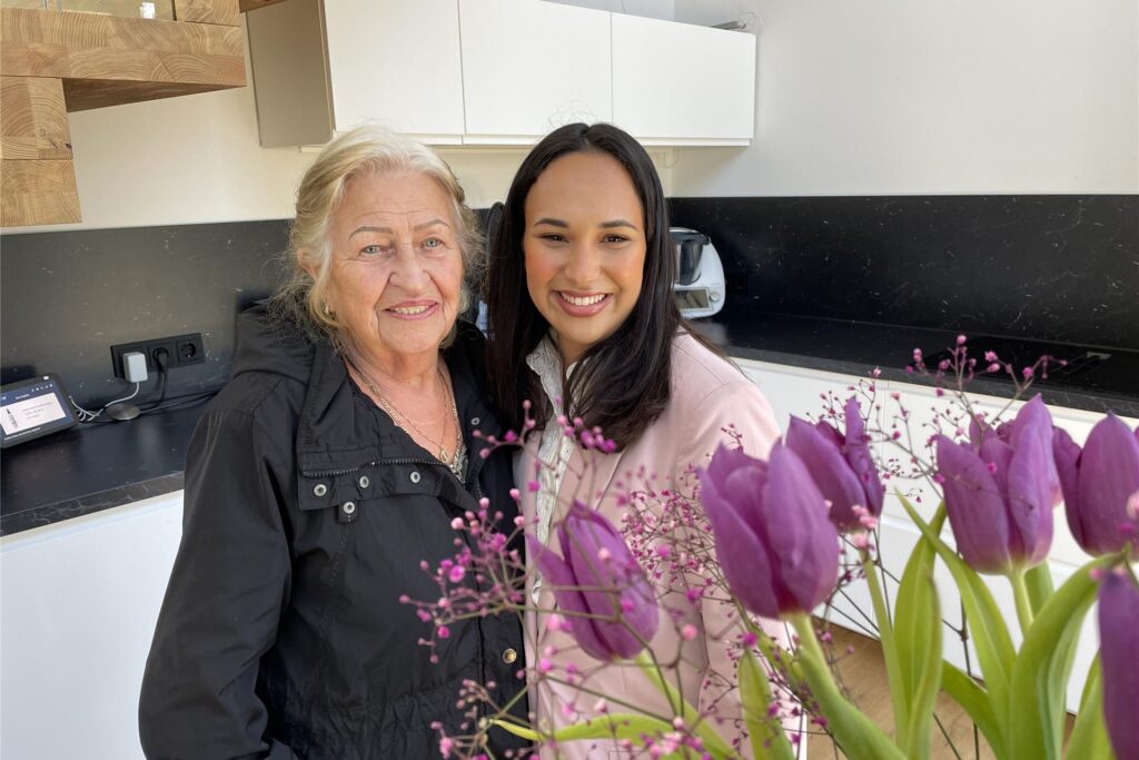 Antonia S. (85) und Asma Boufeljat stehen in der Küche von Antonias Mietwohnung in Dortmund-Kirchlinde. Antonia S. (85) und Asma Boufeljat stehen in der Küche von Antonias Mietwohnung in Dortmund-Kirchlinde.