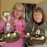 Christa von der Heyde (l.) und Katharina Löchter sowie die anderen Aktiven des Bastelkreises Cappenberg arbeiten in den letzten Tagen vor dem Osterbasar (5./6. April) mit Hochdruck. Die Vorbereitungen reichen aber bereits Monate zurück.