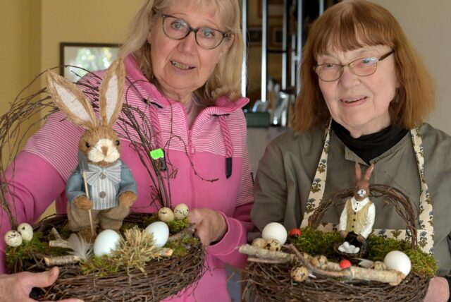 Christa von der Heyde (l.) und Katharina Löchter sowie die anderen Aktiven des Bastelkreises Cappenberg arbeiten in den letzten Tagen vor dem Osterbasar (5./6. April) mit Hochdruck. Die Vorbereitungen reichen aber bereits Monate zurück.
