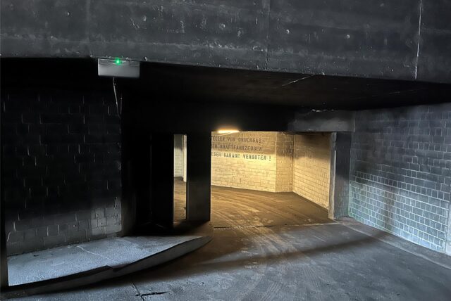 Die Einfahrt der Tiefgarage an der Rheinischen Straße am Tag nach dem Brand.