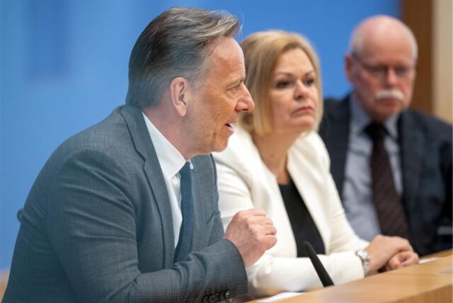 Holger Münch (l), Präsident des Bundeskriminalamtes (BKA), spricht während der Pressekonferenz zur Vorstellung der Polizeilichen Kriminalstatistik 2024 neben Nancy Faeser (M, SPD), geschäftsführende Bundesministerin des Innern und für Heimat, und Ulrich Mäurer (r, SPD), Vorsitzender der Innenministerkonferenz und Bremens Senator für Inneres