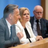 Holger Münch (l), Präsident des Bundeskriminalamtes (BKA), spricht während der Pressekonferenz zur Vorstellung der Polizeilichen Kriminalstatistik 2024 neben Nancy Faeser (M, SPD), geschäftsführende Bundesministerin des Innern und für Heimat, und Ulrich Mäurer (r, SPD), Vorsitzender der Innenministerkonferenz und Bremens Senator für Inneres