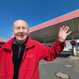 Ein Tankstellenbesitzer in roter Fleecejacke steht vor seiner Station und winkt zum Abschied mit der linken Hand. Es ist Alfons Peters, der die Tankstelle an der Hagener Straße in Schwerte 47 Jahre lang geführt hat.