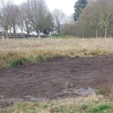 Auf der Eishallenbrache in Unna hat sich eine Wasserfläche gebildet. Die Stadt hat sie zuschütten lassen.
