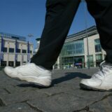 Ein Mann geht über den Hansaplatz in Dortmund