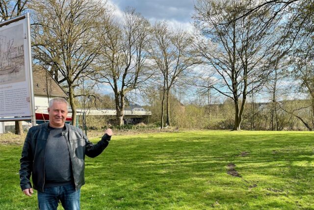 Matthias Büscher zeigt auf die Wiese, auf der nach vielfachen Wunsch ein Parkplatz entstehen sollte.
